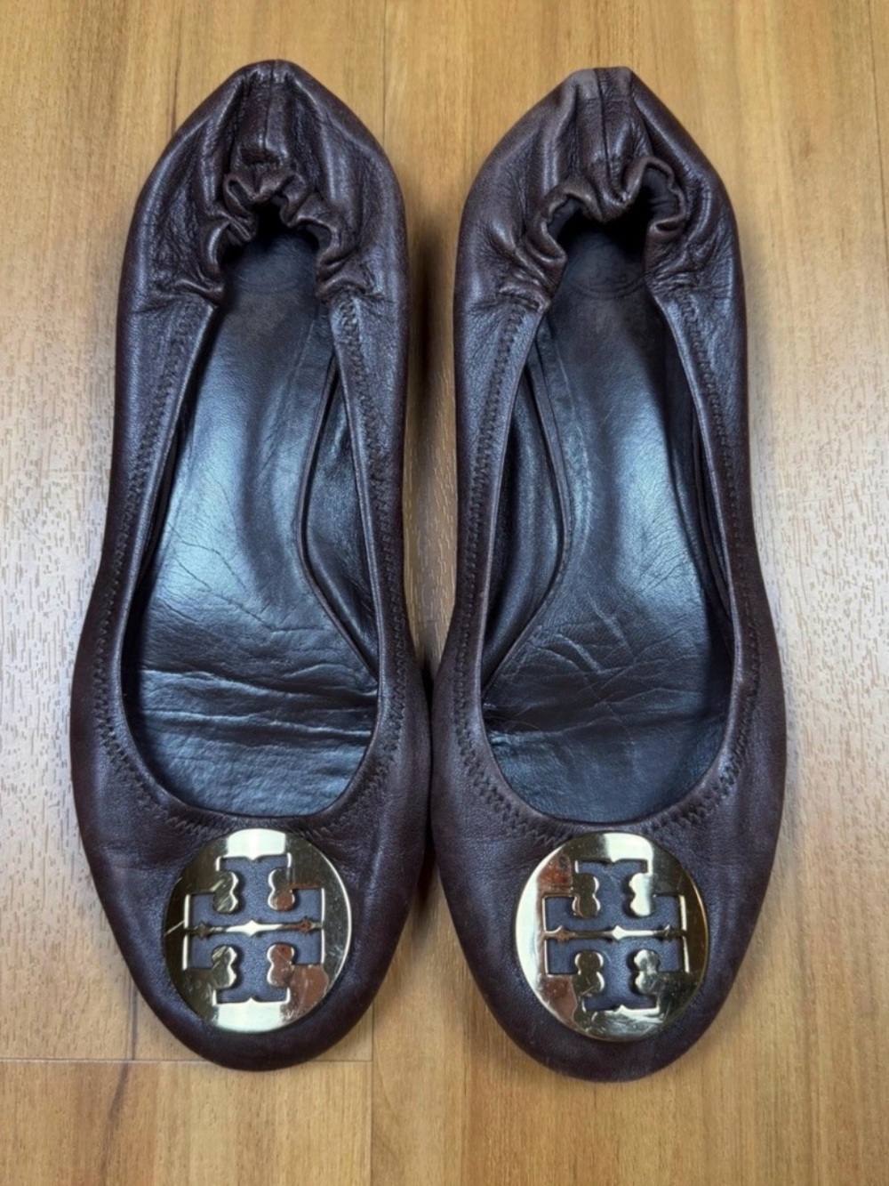 Tory Burch Reva Ballet Flats Brown Leather Gold Logo
Medallion Scrunch Back Sz9M